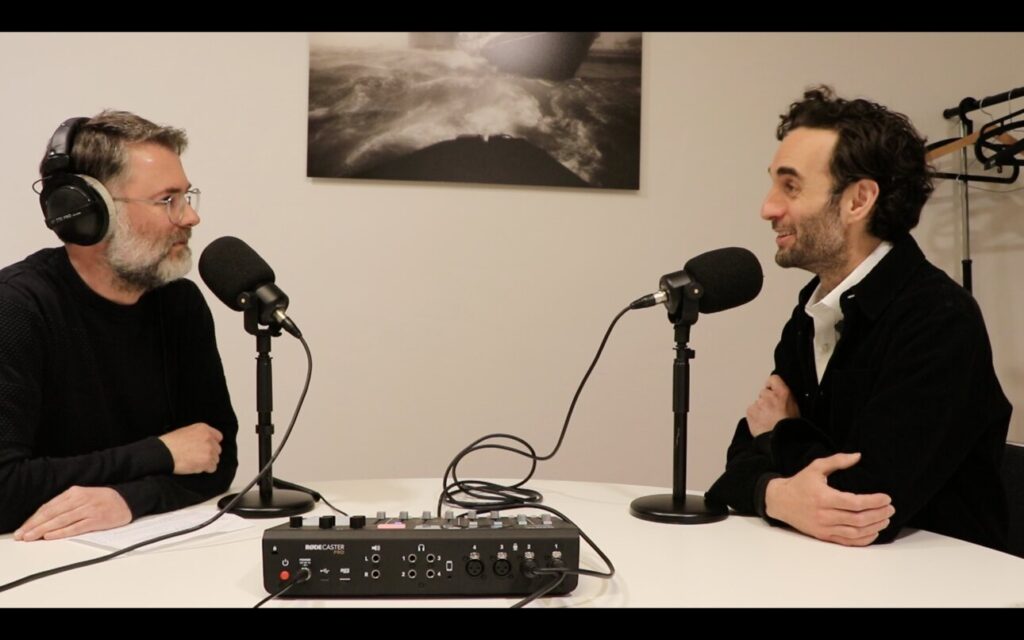 Postcast presenter Niels Guns (left) interviewing renowned guitar player Julian Lage.